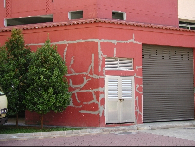 Repaired crazing wall with mortar ready to receive painting